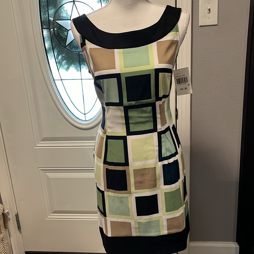Connected Petite Sz 8 Dress. Pretty design with Black, white, tan & greens